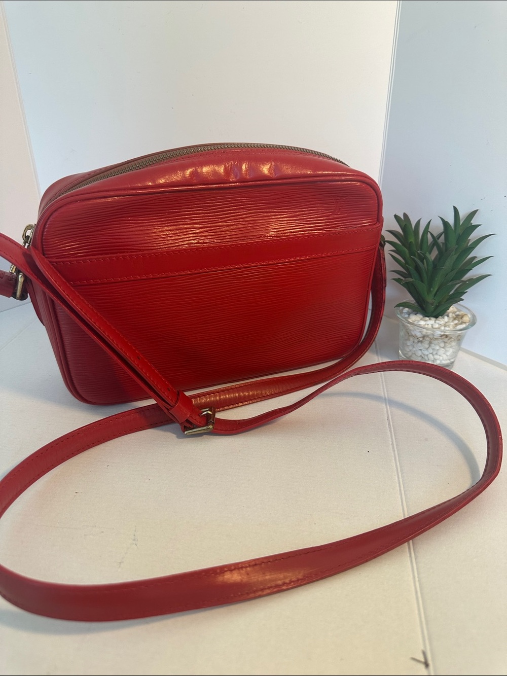 ‼️FIRM‼️LV Epi Crossbody 
9” x 7” x 2.5”
Date Code MI 0964
Custom Painted
